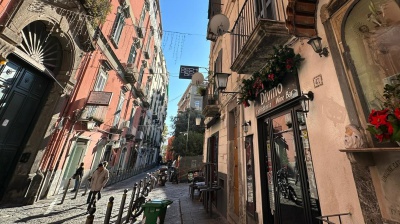 Accoltellato in un raid nelle zone della movida, a Napoli, grave un 18enne, si costituiscono due minorenni
