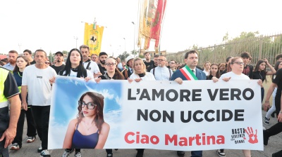 Ad Afragola i funerali di Martina Carbonaro. L'omelia: "Basta parole deboli, è un femminicidio"