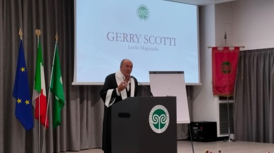 Adesso chiamatelo "dottore", Gerry Scotti riceve la laurea honoris causa in Comunicazione