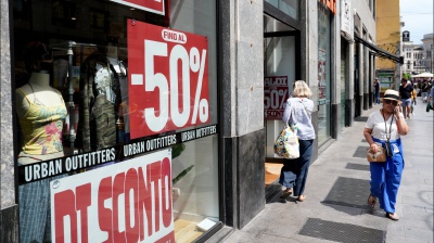 Al via a rilento i saldi estivi 2025, a salvare la stagione sono i turisti