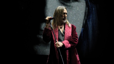 “Lazarus” di David Bowie in scena a Milano: Manuel Agnelli torna nei panni dell’alieno Newton al TAM Teatro Arcimboldi