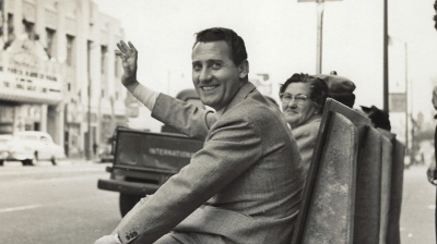 Alberto Sordi seduto sulla panchina, ecco come lo ricorda Roma con una statua