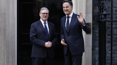 Nato in bilico. Trump valuta 'seriamente' il disimpegno. L'Europa tenta di riannodare, senza perdere la faccia