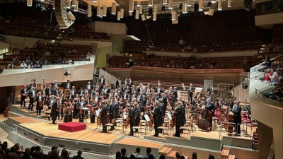 Apprensione per Riccardo Chailly: accusa un malore mentre dirige Macbeth alla Scala e viene trasportato in ospedale