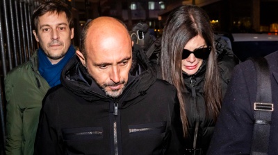 Arrestato il proprietario del bar Le Constellation teatro del rogo di Crans-Montana, chiesti i domiciliari per la moglie Jessica