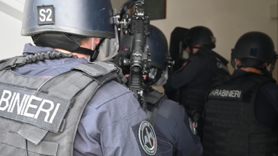 Arrivano le Forze speciali dei Carabinieri a Napoli: irruzione nella banca al Vomero. Scene da film!