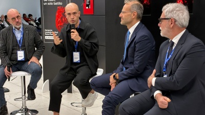 Arte e traguardi nello scalo romano di Fiumicino. Sei cuori e 50 milioni di viaggiatori