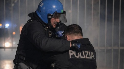Askatasuna, arrestato uno dei presunti aggressori dell’agente circondato e malmenato durante gli scontri di ieri a Torino
