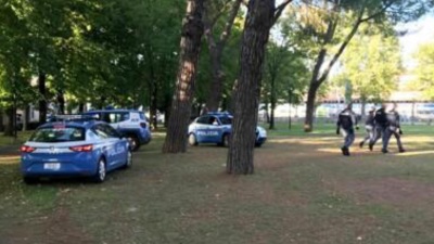 Brescia, bimbi aggrediti al parco: passante ferma il 29enne e lo consegna alla polizia