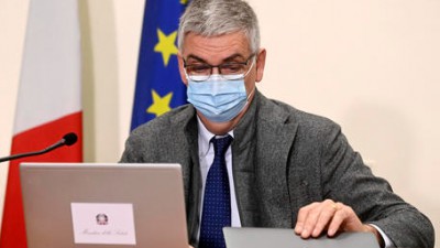 Brusaferro, la curva dei contagi cresce ancora ma in modo più contenuto. Forte l’adesione dei giovani alla vaccinazione