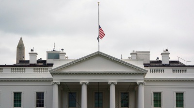 Caccia al killer di Kirk. Trump accusa la sinistra radicale e la base MAGA chiede vendetta. Bandiere a mezz’asta in tutto il Paese