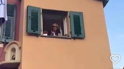 Cantano "Maledetta primavera" in coro: la richiesta di una signora alla finestra
