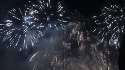 Capodanno, gli italiani si preparano a festeggiare. Tra viaggi, cenoni e fuochi d'artificio vietati in alcune città