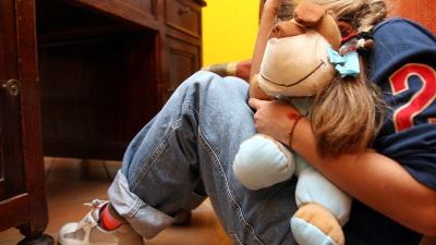 Choc in Francia: incriminato un 79enne per avere violentato decine di minorenni, per lui accuse anche di omicidio di madre e zia