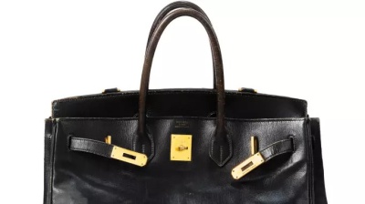 Cifra sbalorditiva raggiunta all'asta da Sotheby's. La prima Birkin di Jane Birkin venduta per 8,6 milioni  
