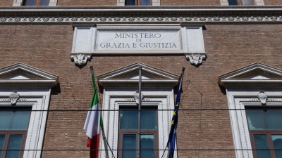 Cinque poliziotti "infedeli " ai domiciliari e sospesi dal servizio. appartengono a due commissariati romani