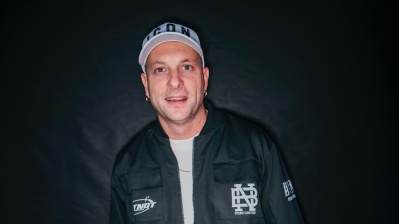 Clementino presenta a RTL 102.5 il nuovo album “Grande Anima”: «La cosa incredibile di questo disco è che parte da Napoli, fa il giro del mondo… e poi torna a Napoli»
