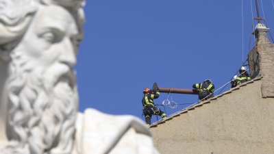 Conclave, pronto il comignolo sopra la Cappella Sistina. Fumo bianco per confermare l'elezione del nuovo Papa