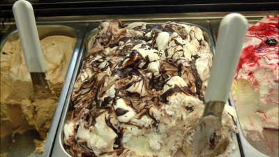 Cono o coppetta, stecco o vaschetta, il gelato è sempre più caro: e quello confezionato si rimpicciolisce