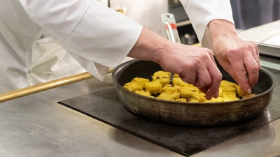 Dal panettone estivo al dessert con sorbetto alla fragola o al pompelmo:  ecco i dolci più gettonati della stagione