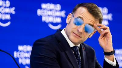 Dazi, è duello Macron-Trump sulla Groenlandia. Anche Von der Leyen attacca gli Stati Uniti, Meloni prova a mediare