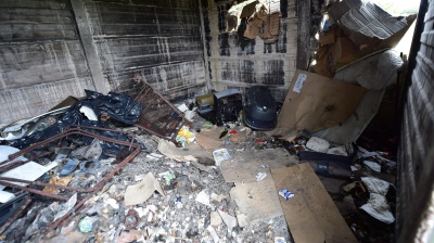 Degrado criminale a Roma: un neonato di 15 giorni trovato in mezzo a droga, rifiuti e sporcizia, ora è salvo