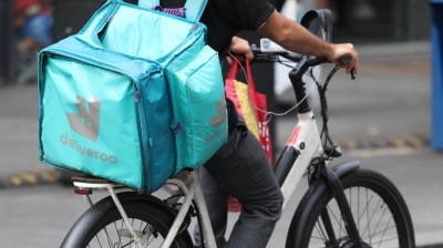 Deliveroo: dopo Glovo lo stesso scenario, paghe sotto la soglia di povertà, rapporti di lavoro non corretti