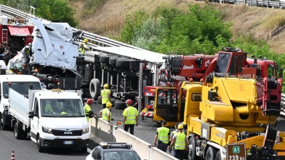 Disastro sulla A1, un camion salta la corsia, centrata una autombulanza, morti i viaggiatori 