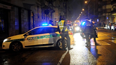 Dodicenne travolto da un furgone a Milano, è gravissimo. Investito un'altro bambino di 9 anni, il conducente non si è fermato 