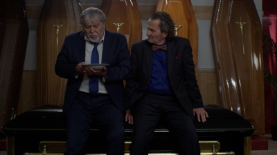 Due famiglie, un funerale, dal 13 novembre al cinema il film che vuole far “morire” dal ridere