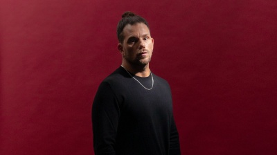 Enrico Nigiotti torna a Sanremo con “Ogni volta che non so volare”: il testo e il significato del brano in gara a Festival 