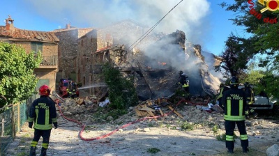 Esplosione a Pianura, una fabbrica di fuochi d'artificio è stata distrutta, il fumo si vede in molte zone di Napoli