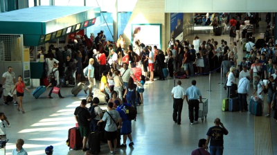 Fine settimana all'insegna degli scioperi nei trasporti: voli a rischio oggi, domani e sabato, i treni