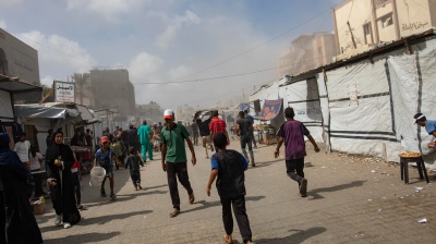 Gaza, tre civili uccisi tra cui una donna con suo figlio. Il video della CNN sul doppio attacco all'ospedale Nasser