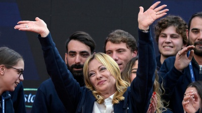 Giorgia Meloni dal palco di Atreju attacca Elly Schlein e rilancia il premierato