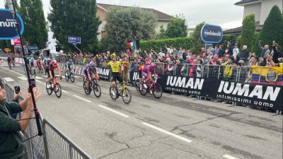 Giro d’Italia, a Viadana vince in volata Kooij