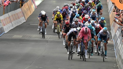 Giro d’Italia, cadute e volata: a Napoli vince Groves 