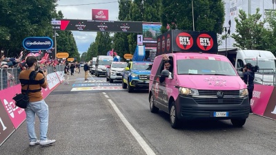 Giro d’Italia, da Pavarotti e Ferrari a Peppone e Don Camillo: viaggio tra miti ed eccellenze