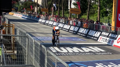 Giro d’Italia, il britannico Tarling vince la cronometro di Tirana, Roglic in maglia rosa guadagna sui rivali 