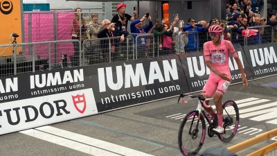 Giro d’Italia, il contropiede di Del Toro, vince a Bormio in maglia rosa 