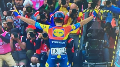 Giro d’Italia, lo spagnolo Verona vince ad Asiago, Del Toro sempre padrone 