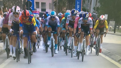 Giro d’Italia, Mads Pedersen padrone a Valona, per lui vittoria di tappa e maglia rosa 
