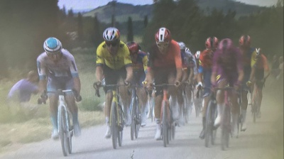 Giro d’Italia, spettacolo sullo sterrato: a Siena vittoria di Van Aert, il messicano Del Toro in maglia rosa 