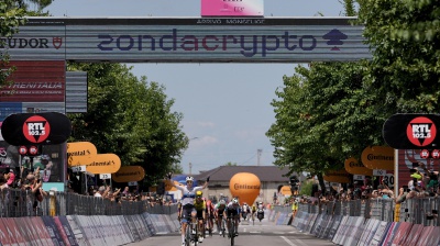 Giro d’Italia Women 2025, Lorena Wiebes fa il bis a Monselice. In rosa resta la svizzera Reusser