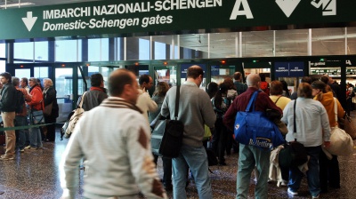 I viaggi in aereo. Da oggi le nuove regole sui liquidi nei bagagli a mano: fino a 2 litri per singolo contenitore 