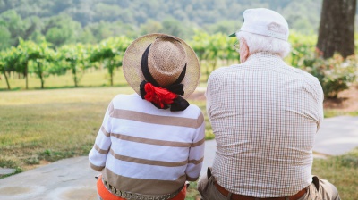Il 47% dei pensionati aiuta regolarmente figli e nipoti, ecco cosa emerge dal 2° rapporto Censis