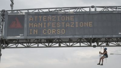 Il corteo dei metalmeccanici invade la tangenziale di Bologna, traffico paralizzato