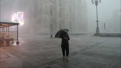 Il maltempo colpisce il Nord Italia, nubifragio nel Milanese, una vittima e due feriti, il Sud soffoca per il caldo