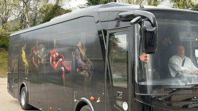 Il sindaco di Terni Stefano Bandecchi si regala un pullman per il compleanno. Guardate le foto!