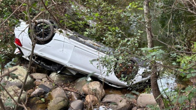 In Sardegna un’auto con 5 giovani cade da un ponte, muore un 25enne